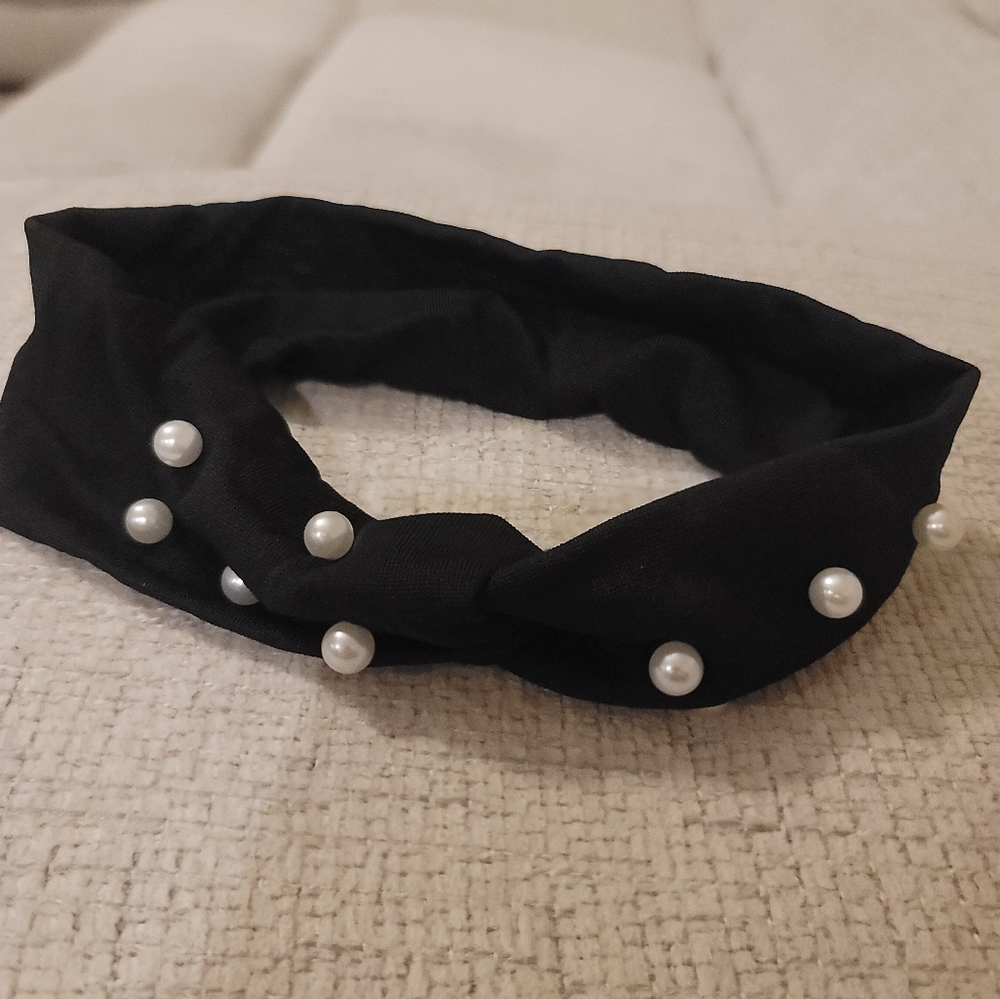 Boutique faux pearl headband 🖤
